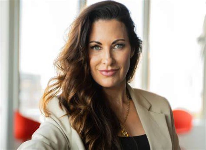 A Deep Dive Into Kristen Holmes' Age And Life Experiences
