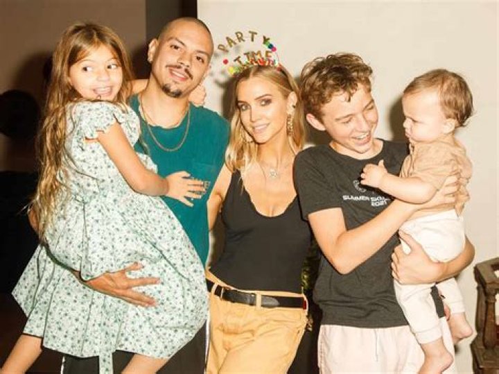Ashlee Simpson S Son Bronx Wentz Turns
