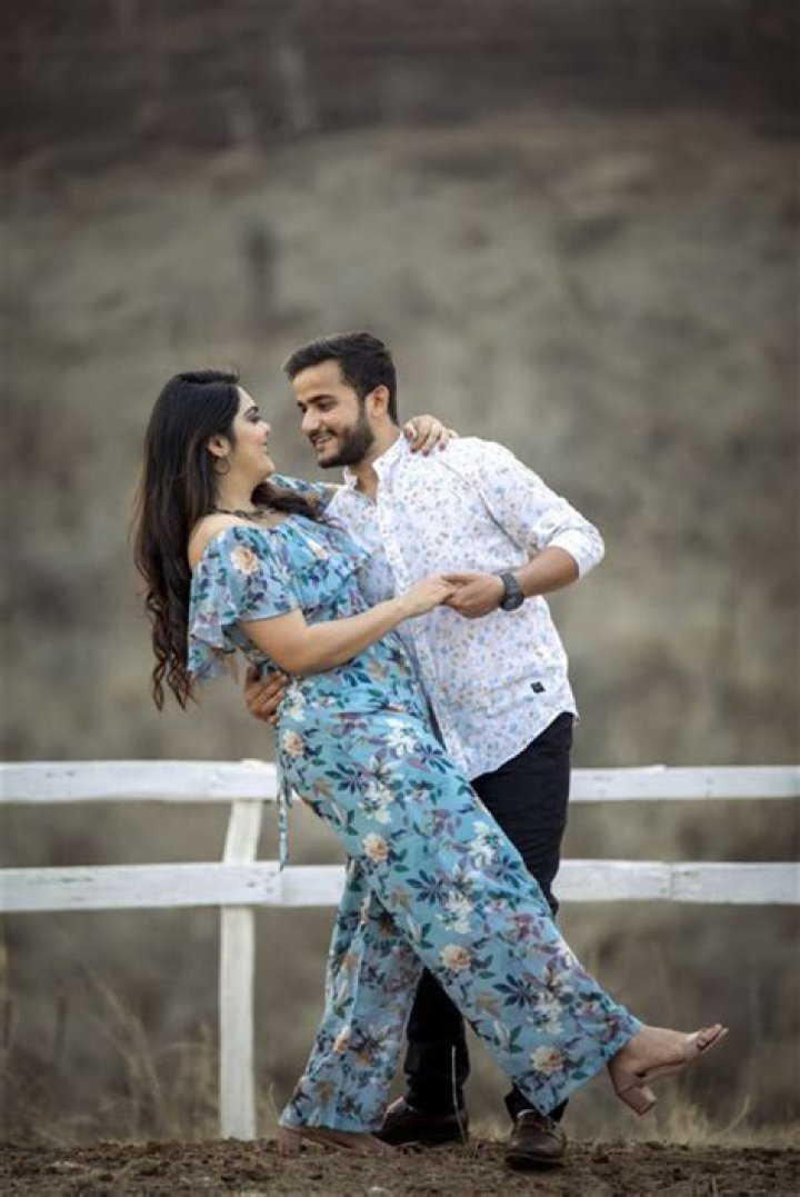 Discover The Secrets Of Irresistible Couple Poses For Memorable Photoshoots