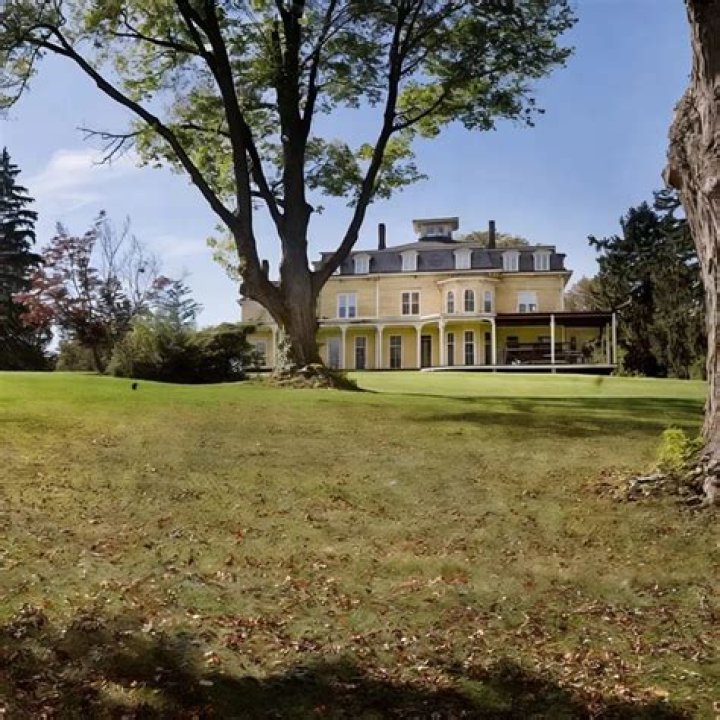 Does David Muir Have a House in Skaneateles? Unraveling the Upstate New York Mystery