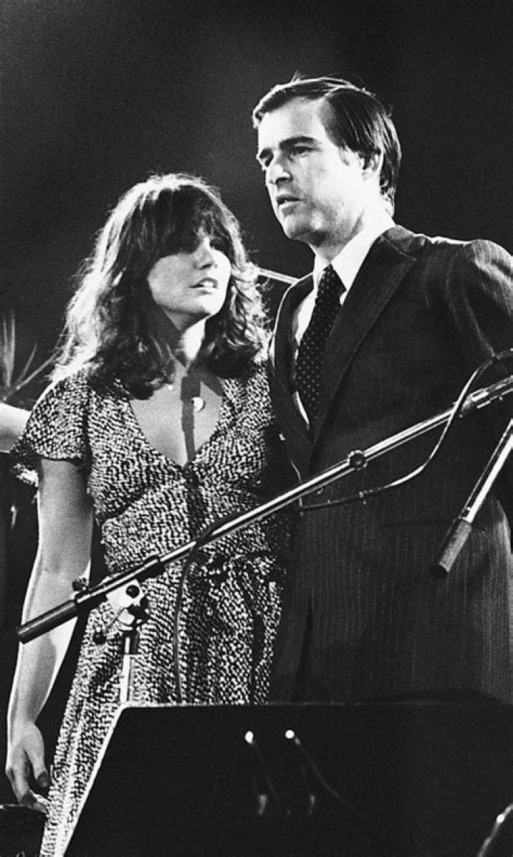 Was Linda Ronstadt Married to Jerry Brown? Unraveling a Famous Romance