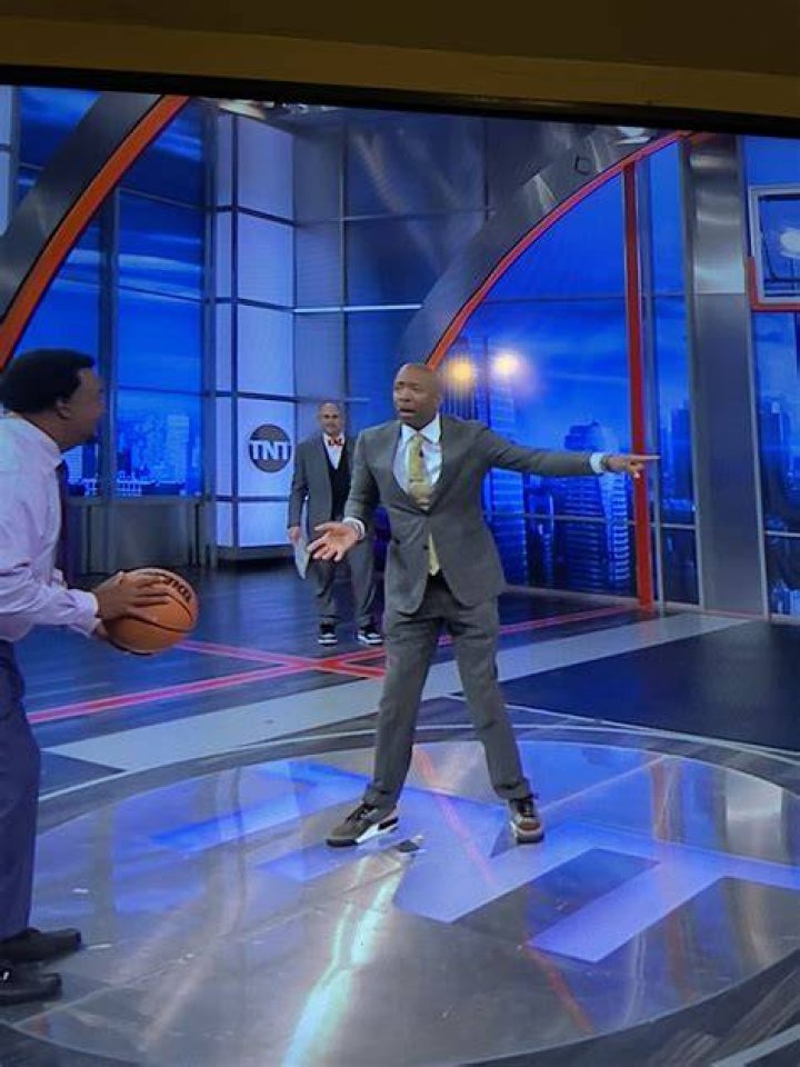 What Happened to Kenny Smith Legs? What's Wrong With His Knees?