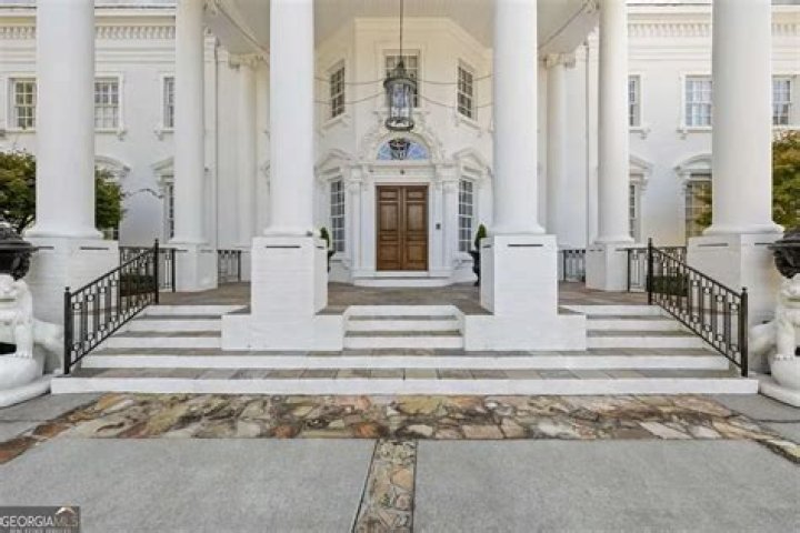 Who Lives at the Atlanta White House? Unveiling Georgia's Governor's Mansion